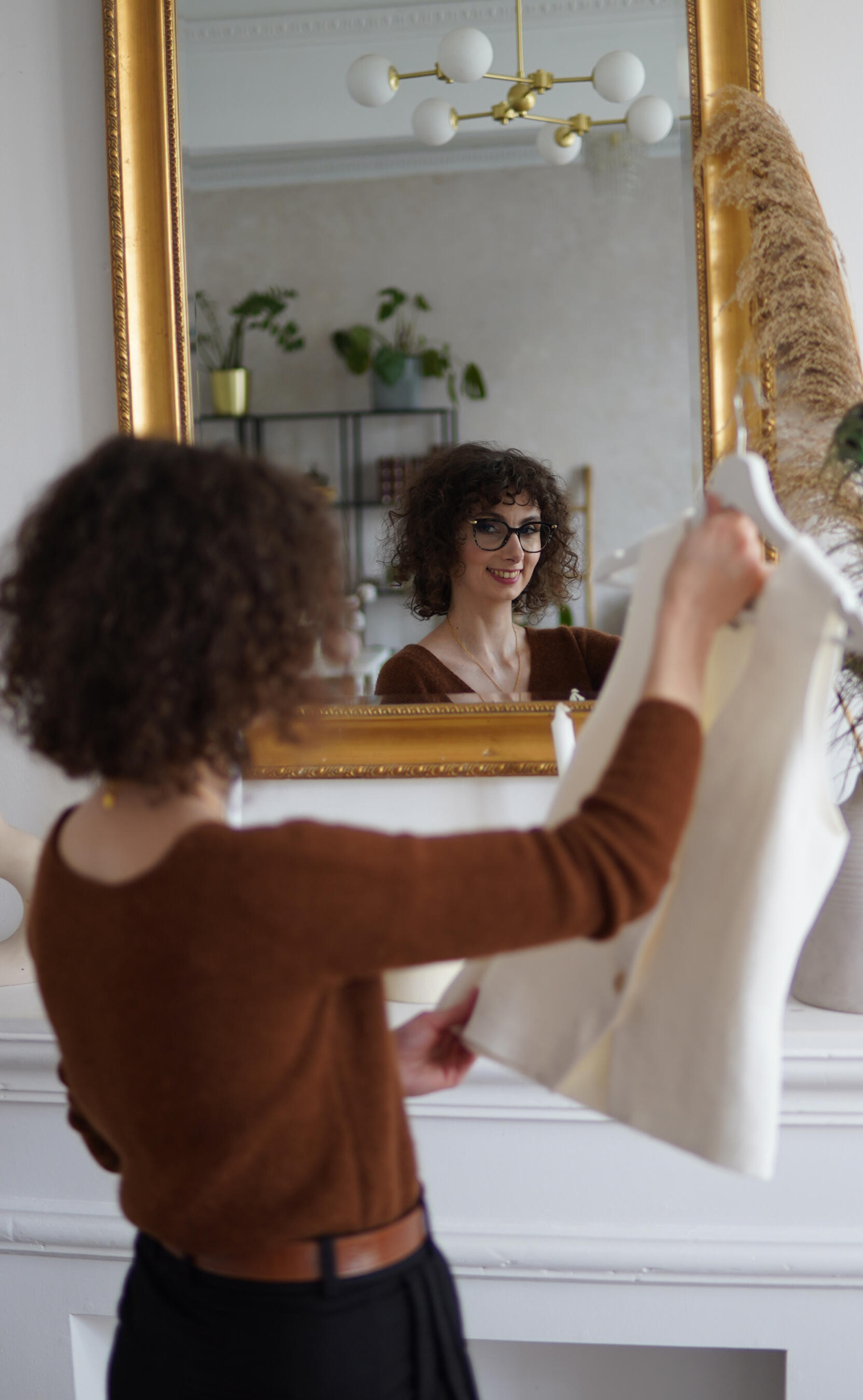 Konsultacja online u stylistki Oli stylistka z komputerem na konsultacji online
