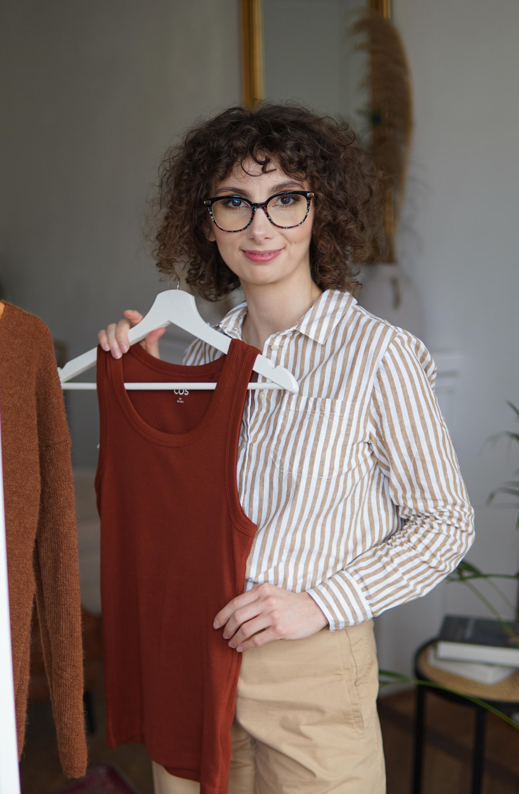 Konsultacja online u stylistki Oli stylistka z komputerem na konsultacji online